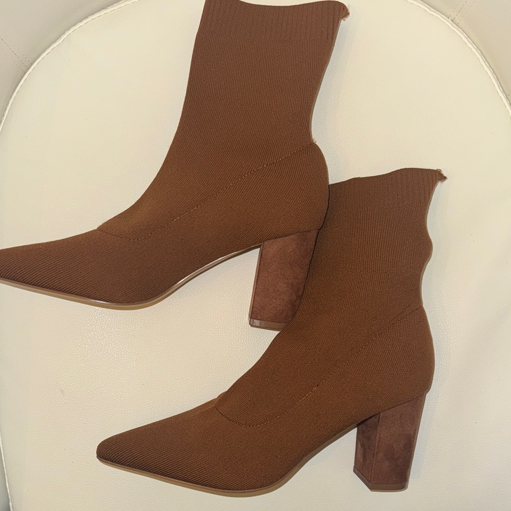 NWOT. Versona Fitted Brown Knit Ankle Boots - Picture 3 of 6